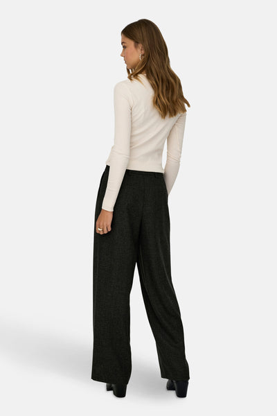 Gemêleerde grijze broek van JDY, wijde pasvorm en rechte pijp, gedragen met een lichtgekleurde trui.