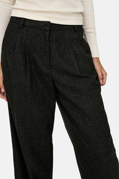 Pantalon gris en tweed par JDY, avec plis et coupe ample.