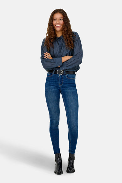 Blauw overhemd met lange mouwen van JDY, gedragen met een blauwe jeans en zwarte enkellaarsjes.
