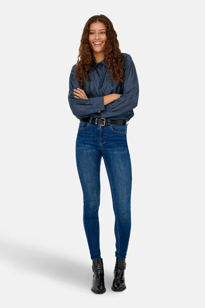 Blauw overhemd met lange mouwen van JDY, gedragen met een blauwe jeans en zwarte enkellaarsjes.