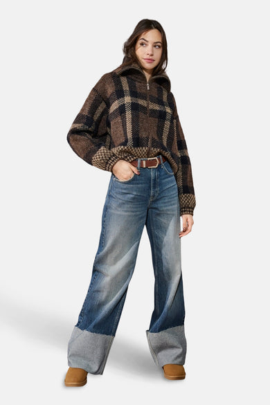 Bruine ruitjesvest van ONLY, gedragen met een high-waisted jeans en een bruine riem.