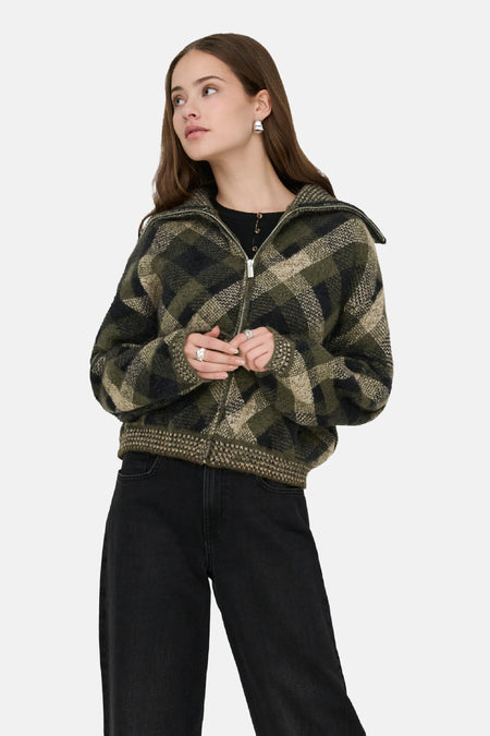 Cardigan vert à carreaux en tricot épais, par ONLY®, porté avec un zip et col montant, vue de face sur modèle.