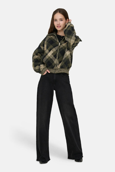 Cardigan vert à carreaux avec fermeture éclair, par ONLY®, porté avec un haut noir et un jean large, vue de face.