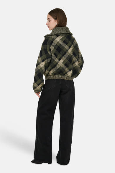 Cardigan vert à carreaux en tricot épais, de ONLY®, vue arrière, avec col montant et manches longues, porté avec un jean noir large.