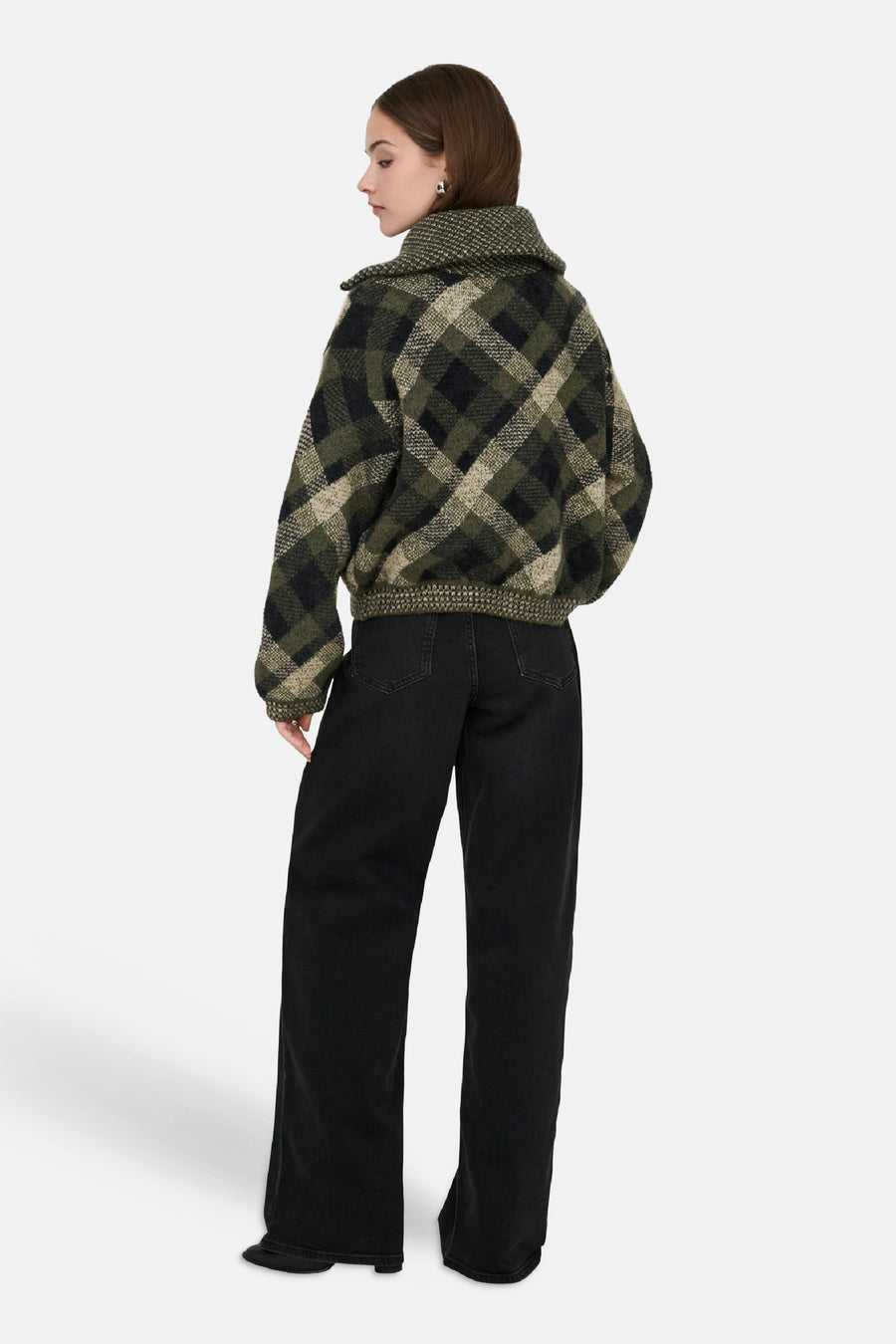 Cardigan vert à carreaux en tricot épais, de ONLY®, vue arrière, avec col montant et manches longues, porté avec un jean noir large.