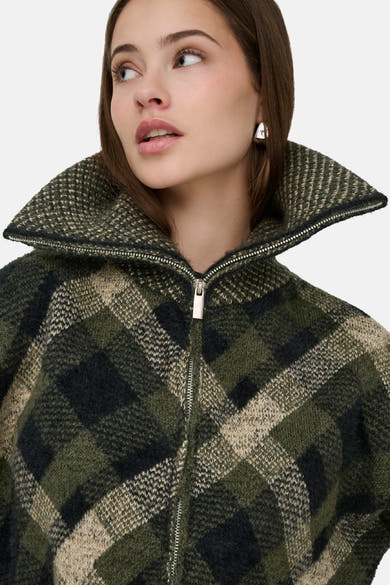 Cardigan vert à motif écossais en tricot épais, par ONLY®, avec col montant et fermeture éclair argentée, vue rapprochée.