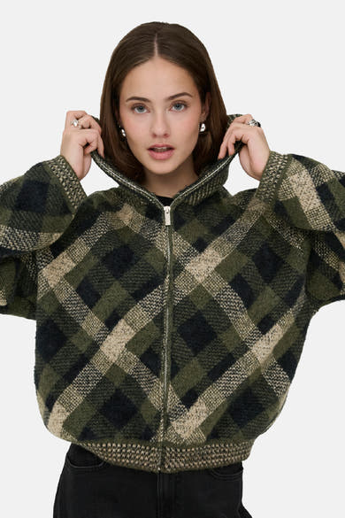Cardigan vert à carreaux avec capuche et zip, de ONLY®, porté par une femme en vue frontale, texture tricotée épaisse