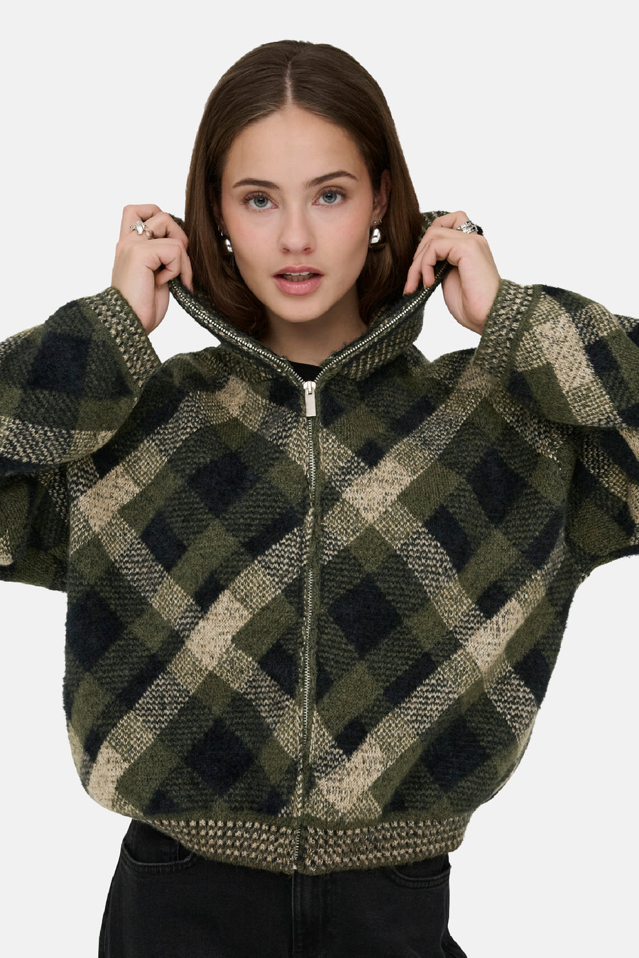 Cardigan vert à carreaux avec capuche et zip, de ONLY®, porté par une femme en vue frontale, texture tricotée épaisse
