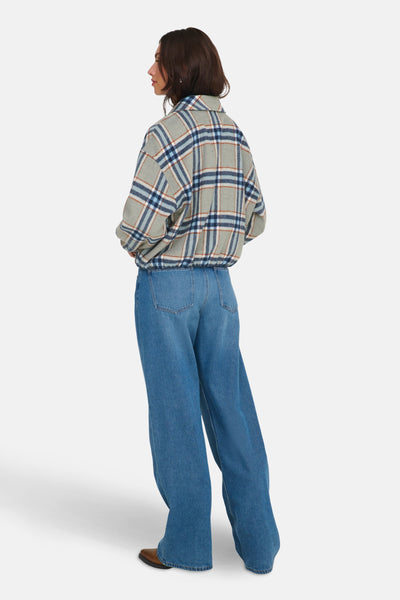 Kort geruit jasje in meerdere kleuren van ONLY, met een wijde blauwe spijkerbroek.