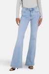 Lichtblauwe uitlopende jeans van ONLY, gedragen met een top met lange mouwen en een zilveren ketting.