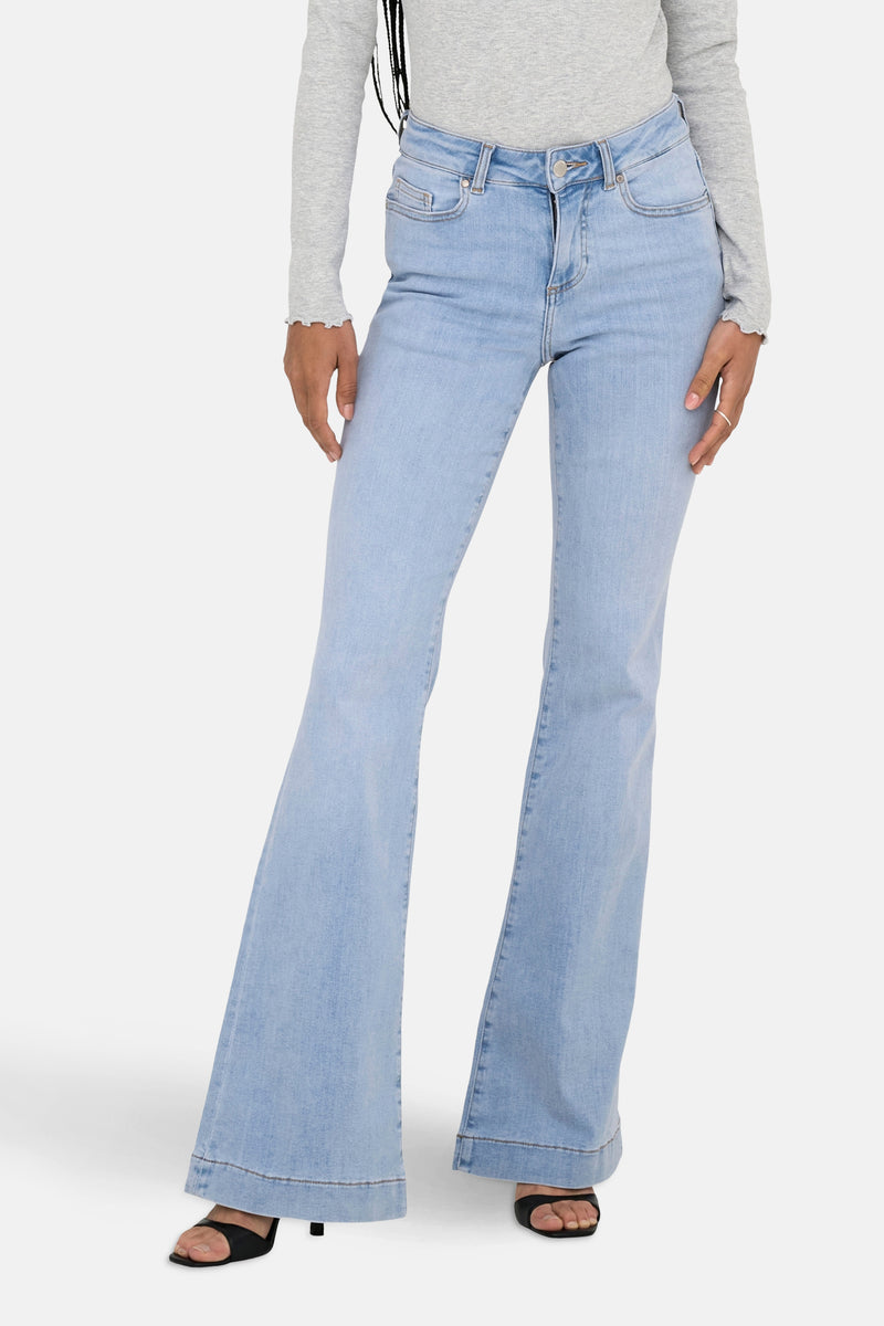 Lichtblauwe uitlopende jeans van ONLY, gedragen met een top met lange mouwen en een zilveren ketting.