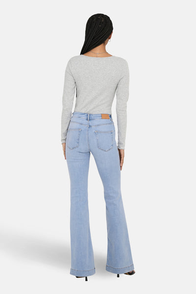 Wijd uitlopende jeans in lichtblauw denim van ONLY, gedragen met een grijze top met lange mouwen.