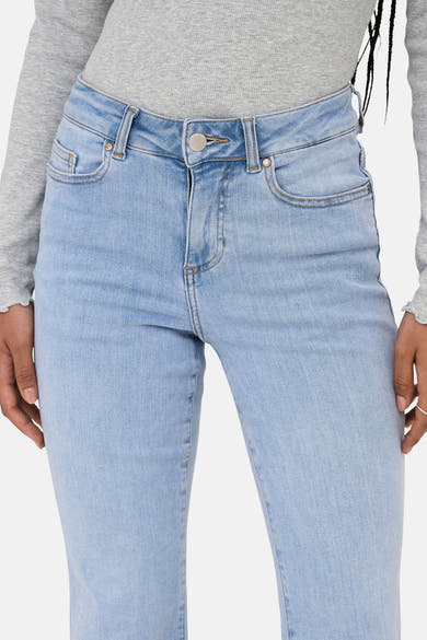 Wijd uitlopende spijkerbroek in lichtblauw denim van ONLY, met zakken en zichtbare naden, gedragen met een grijze top.