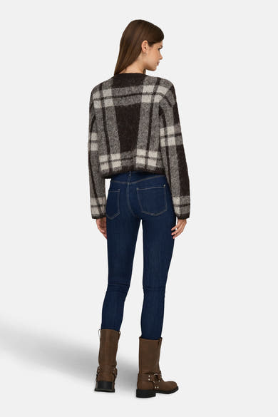 Bruine geruite cardigan van ONLY®, gedragen met een skinny jeans en bruine laarzen.