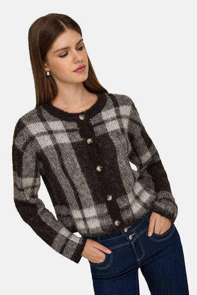 Bruine ruitjesvest van ONLY® met knoopsluiting gedragen met een spijkerbroek.