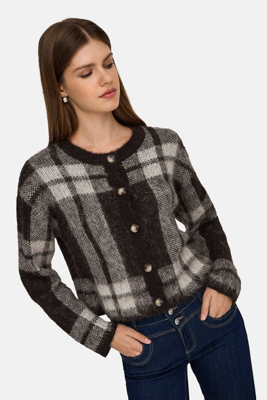Bruine ruitjesvest van ONLY® met knoopsluiting gedragen met een spijkerbroek.