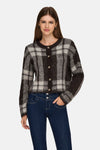 Bruin- en grijsgeruite cardigan van ONLY, gedragen met een blauwe jeans met dubbele knoop.