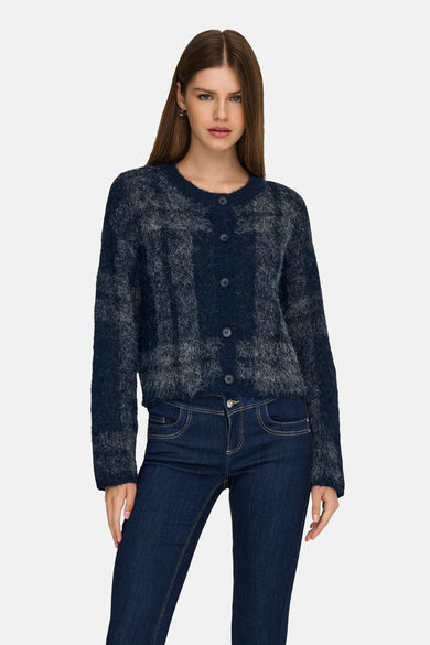 Blauwe gebreide cardigan van ONLY®, met knoopsluiting en gedragen met een spijkerbroek.