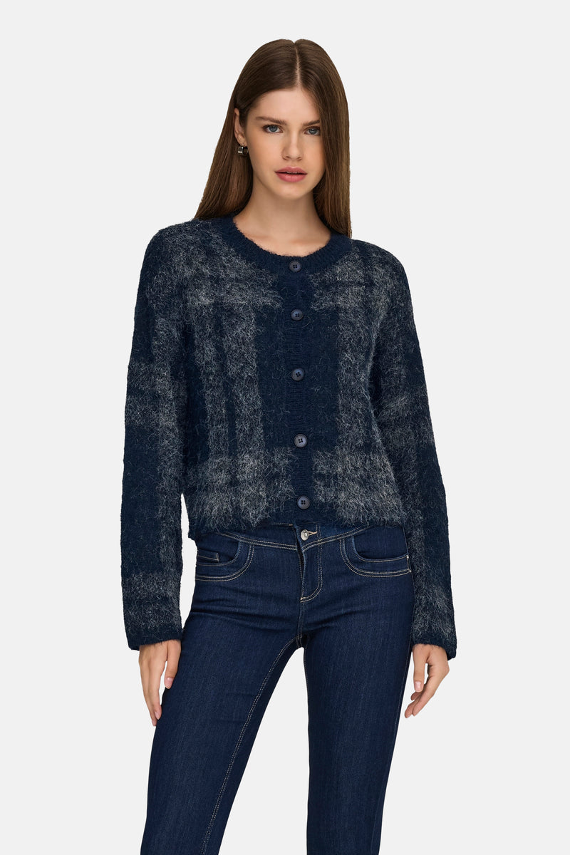 Blauwe gebreide cardigan van ONLY®, met knoopsluiting en gedragen met een spijkerbroek.