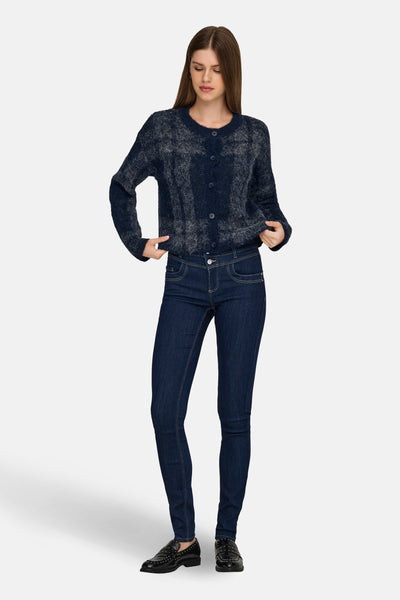 Gemêleerd blauw vest van ONLY®, gedragen met een slim fit jeans en lakleren loafers.