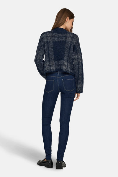 Blauwe cardigan van ONLY, met een geruit patroon en een pluizige textuur, gedragen met een skinny jeans en zwarte schoenen.