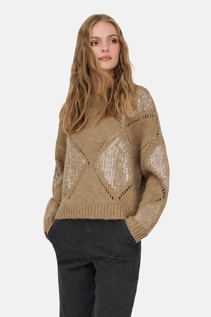 Pull col rond beige de ONLY, orné de motifs ajourés et de détails pailletés.