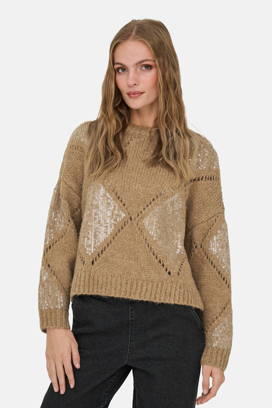 Beige trui met ronde hals van ONLY, versierd met paillettenpatronen op een gebreide achtergrond.