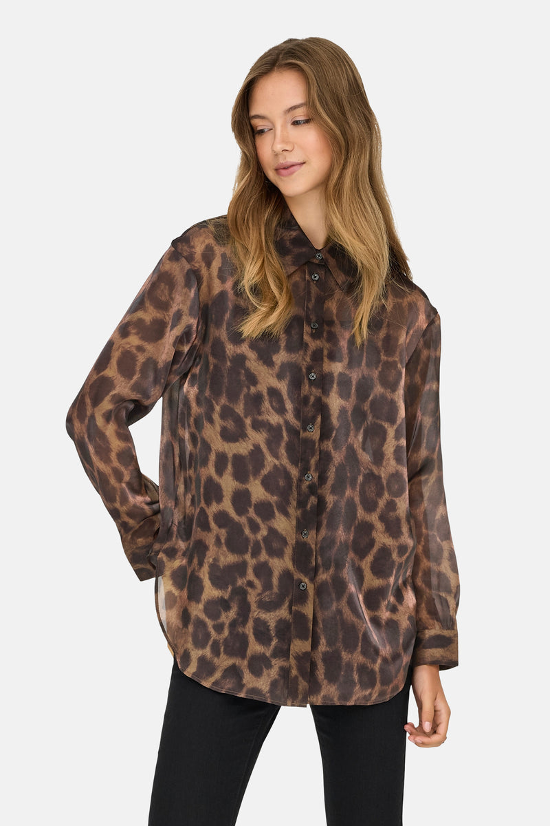 Bruine blouse met lange mouwen van ONLY, luipaardprint, gedragen met een zwarte jeans en loafers.