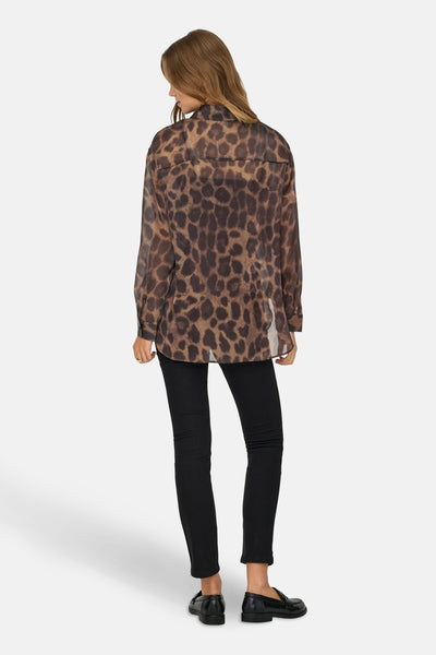 Bruin Only overhemd met lange mouwen en luipaardprint, gedragen met een zwarte broek en zwarte schoenen.
