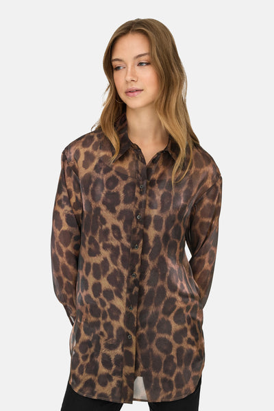 Bruin overhemd met lange mouwen van ONLY, met luipaardprint, gedragen door een model.