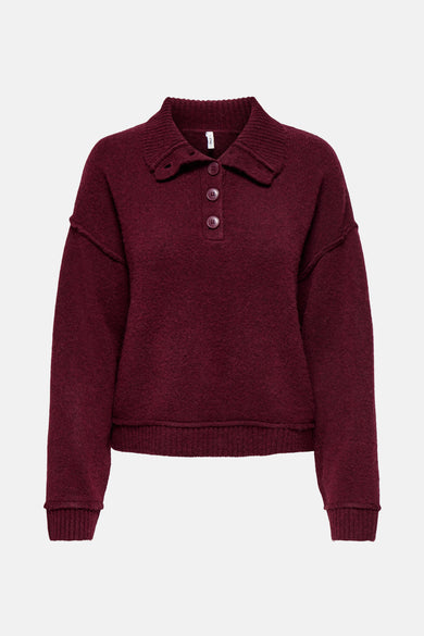 Pull bordeaux à boutons par ONLY, avec un col chemise et des manches longues.