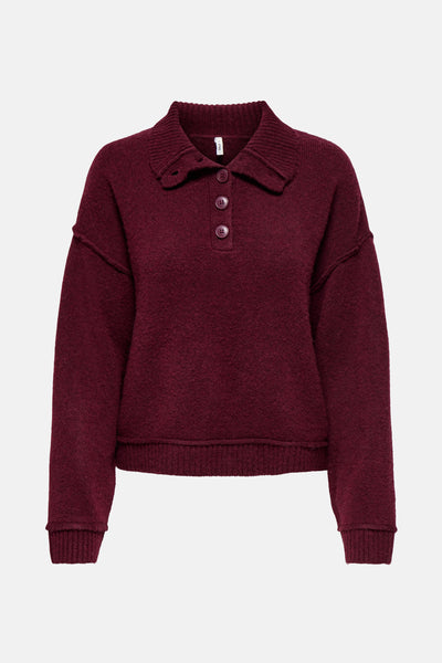 Pull bordeaux à boutons par ONLY, avec un col chemise et des manches longues.