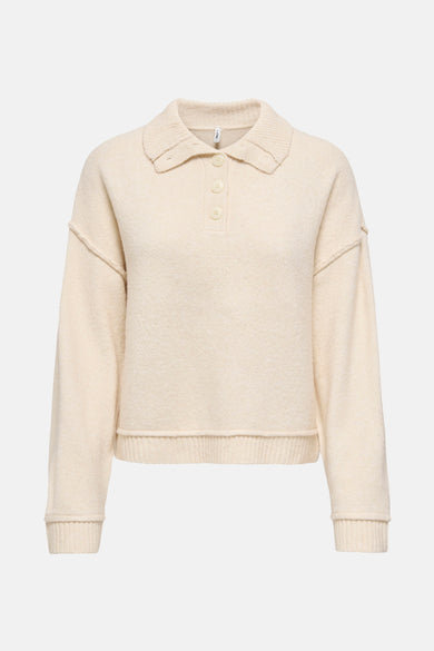 Pull beige par ONLY, avec un col et des boutons.