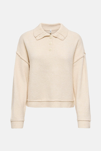 Pull beige par ONLY, avec un col et des boutons.