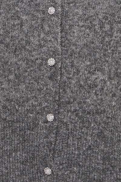 Grijze gebreide cardigan van ONLY, versierd met decoratieve zilveren en parelmoeren knopen.