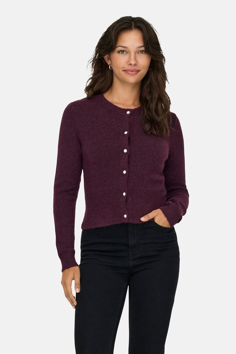 Bordeaux gebreid vest van ONLY®, met decoratieve knopen en gedragen met een zwarte jeans.