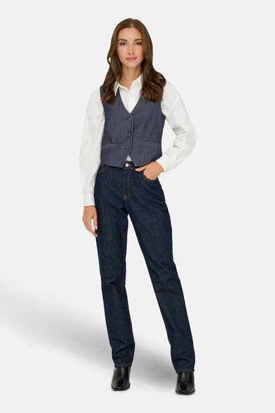 Donkerblauwe denim blazer van JDY, gedragen met een wit overhemd met lange mouwen en een donkere jeans.
