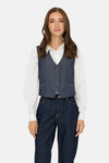 Donkerblauwe spijkerblazer van JDY, gedragen over een wit overhemd met lange mouwen en een donkerblauwe broek.