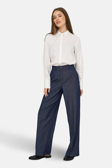 JDY donkerblauwe denim pantalon met een wit overhemd met lange mouwen.