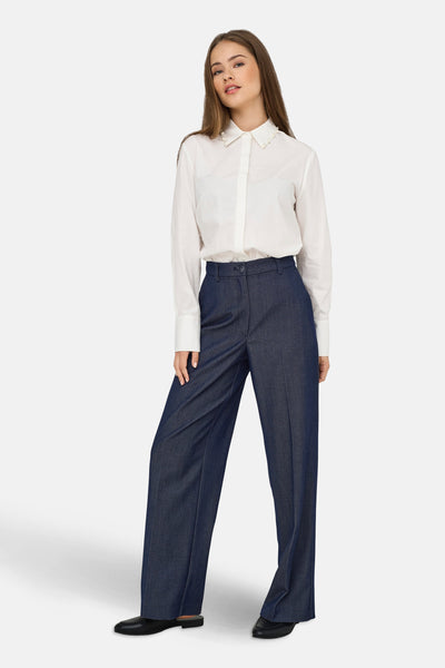 JDY donkerblauwe denim pantalon met een wit overhemd met lange mouwen.