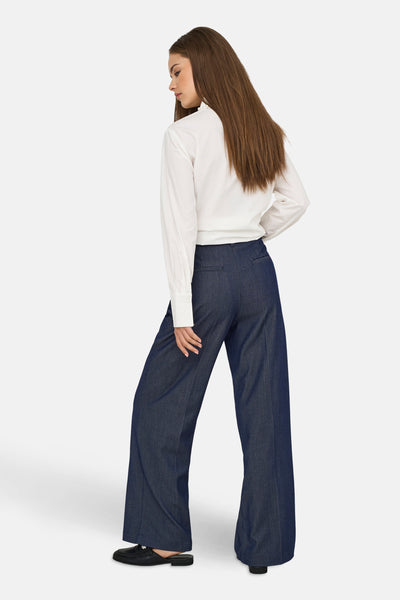 Donkerblauwe pantalon van JDY, van denim, met achterzakken en een losse pasvorm.