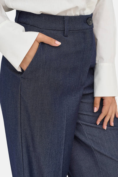 Pantalon de costume bleu foncé en denim par JDY, avec poche et détails de style.
