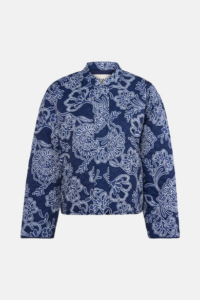 Veste courte bleue de JDY, avec un motif floral blanc surpiqué et une texture matelassée.