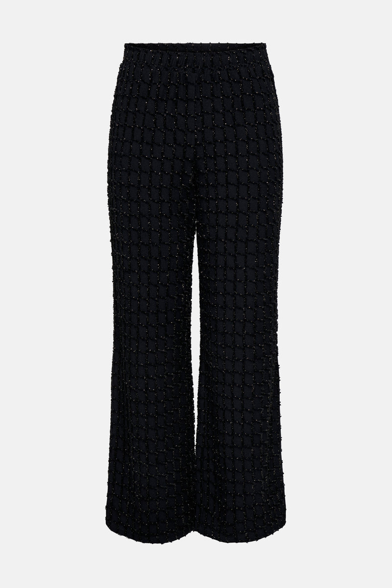 Zwarte ONLY® broek met getextureerd ruitpatroon en glanzende details, losse pasvorm en elastische tailleband.