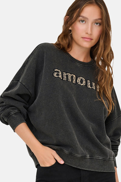 Sweat noir col rond de ONLY, avec motif léopard "amour" sur le devant.