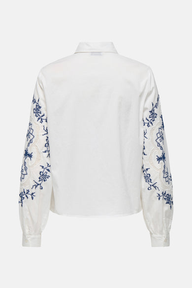 Wit overhemd met lange mouwen van JDY met blauwe bloemenborduursels.
