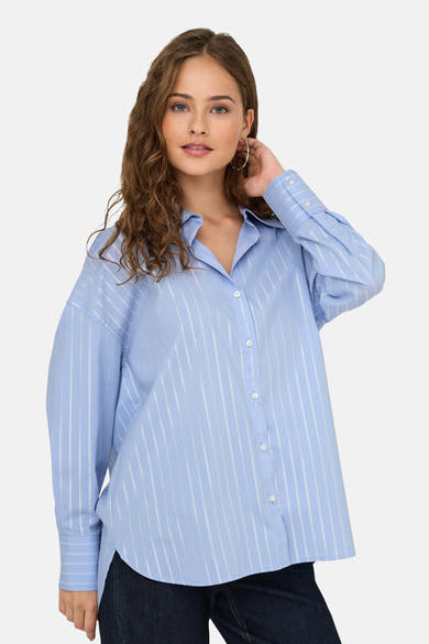 Blouse met lange mouwen in blauwe strepen van JDY, met knoopmanchetten en gouden ronde oorbellen.