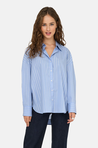 Blauwe blouse met lange mouwen van JDY, verticale strepen en gedragen met een donkere broek.