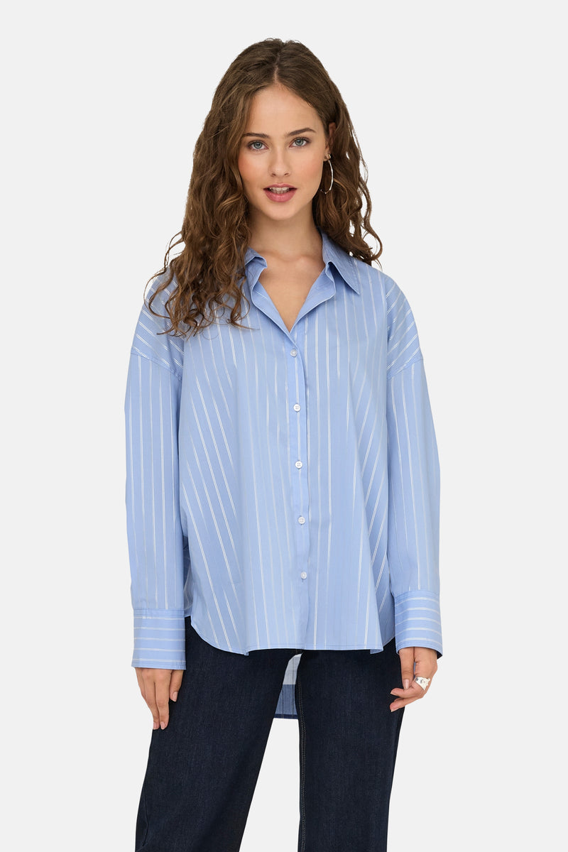 Blauwe blouse met lange mouwen van JDY, verticale strepen en gedragen met een donkere broek.