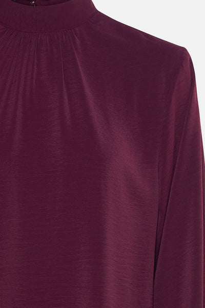 Rode blouse met lange mouwen van JDY, geplooid detail bij de opstaande kraag en satijnen textuur.